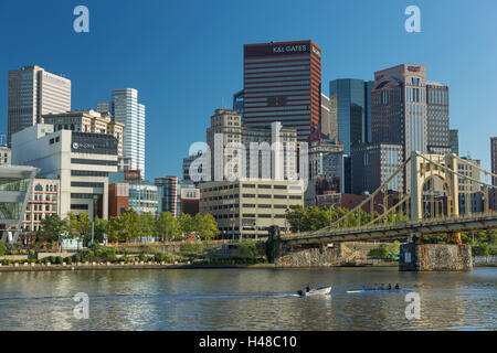 Les rameurs SCULL SUR LA RIVIÈRE ALLEGHENY DE PITTSBURGH DOWNTOWN SKYLINE NEW YORK USA Banque D'Images