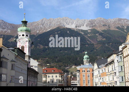 Autriche, Tyrol, Innsbruck, ville du nord, vue sur la chaîne, montagnes, centre-ville, centre-ville, à l'extérieur, montagnes, déserts, maisons, maisons, magasins, l'église de l'hôpital, la ville, le clocher, église, Banque D'Images