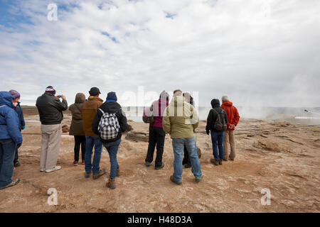 Les touristes restent là à attendre le strokkur geysir geyser en éruption en Islande Banque D'Images