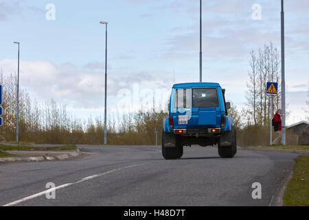 Gros 4x4 Toyota 4x4 fortement modifiées par arctic trucks durs le long passé de la route site de Geysir Islande Banque D'Images