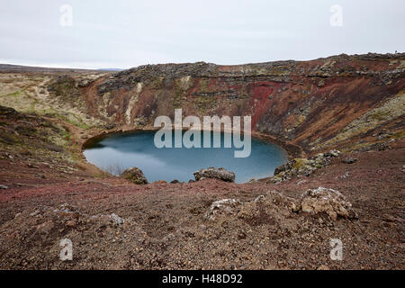 Lagoon dans le cratère du volcan Islande kerid Banque D'Images