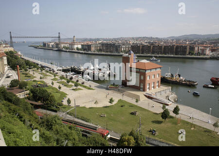 Espagne, province de Biscaye, Bilbao, rivière, Nervión, Puente Colgante, banque, promenade, plante verte, landing stage, les navires, les provinces basques, ville, port, ville industrielle, canal, vue sur la ville, de la bouche, promenade, parc, Parc, des espaces verts, cutters, quai, Pier, train, Schwebefähre, Banque D'Images