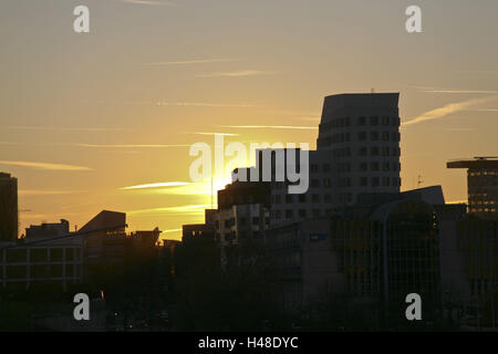 Allemagne, Hambourg, Düsseldorf, media harbour, nouvelle cour de 81 cm, la construction, le coucher du soleil, Banque D'Images