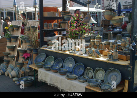 Allemagne, Erfurt, Thuringe, potter le marché, la vente de marchandises, de la céramique, de l'espace, stand, de l'état, la pièce, la poterie, les pelures, assiettes, cruches, vases, de l'artisanat, l'artisanat, fait main, de l'économie, le commerce de détail, Banque D'Images