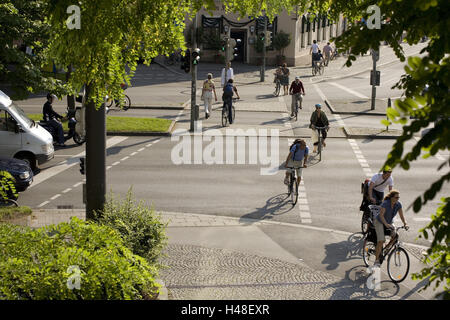 Scène de rue, trafic, feu de circulation, les piétons's Crossing, rue, trafic, trafic, lumière, passage pour piétons, passage piéton, cycliste, règles de circulation, vert, Munich, Allemagne, Bavière, ville, ville, feux de circulation, voitures, arbres, Banque D'Images