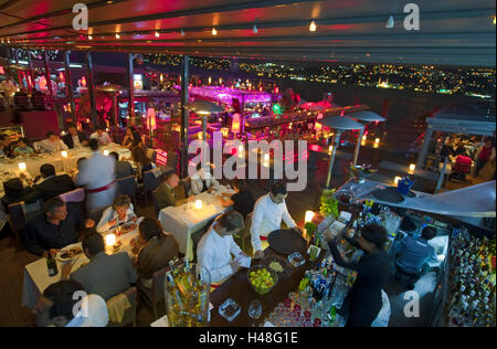 La Turquie, Istanbul, Ortaköy, Reina club stade, bar avec terrasse sur le Bosphore, la nuit, Banque D'Images