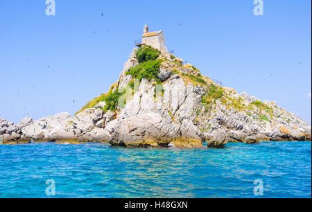 Le Mali Katic île avec la petite église sur le dessus est célèbre destination touristique et lieu de nidification des hirondelles, le Monténégro. Banque D'Images