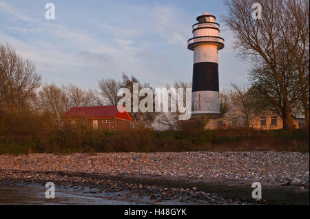 Allemagne, Schleswig - Holstein, Kiel, plage, de Bülk, phare, la mer Baltique, stone beach, printemps, soleil, lumière du soir, maritime, maisons, blanc-noir, la navigation, l'orientation, navigation, Banque D'Images