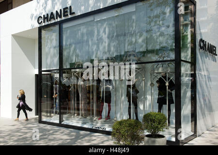 La Turquie, Istanbul, Abdi Ipekci Caddesi, Nisantasi, les clients en face de Coco Chanel boutique, Banque D'Images