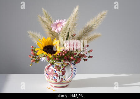 Bouquet d'automne dans la verseuse sur tableau blanc, Banque D'Images