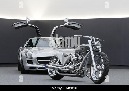 AMG chopper, moto, moto, voiture, design Mercedes AMG SLS modèle porte d'aile à l'arrière-plan, l'argent, Banque D'Images