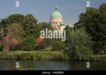 Allemagne, Brandenburg, Potsdam, Nikolaikirche, ville, l'architecture, la structure, l'église, bâtiment, rivière, bois, maisons, Dome, tour, la religion, l'été, saison, soleil, Banque D'Images