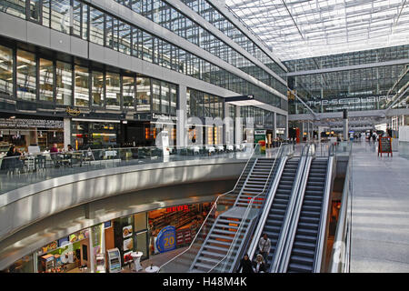 Allemagne, Hesse, Francfort sur le Main, l'aéroport, à l'intérieur, les touristes, boutiques, Achats, Shopping, restaurants, les voyageurs, les passagers des lignes aériennes, les gens, les escalators, escaliers, vers le haut, vers le bas, Francfort, boutiques, Banque D'Images