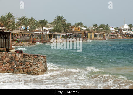 L'Egypte, le Sinaï, la côte est, ici, vue locale avec des restaurants en bord de mer, Banque D'Images