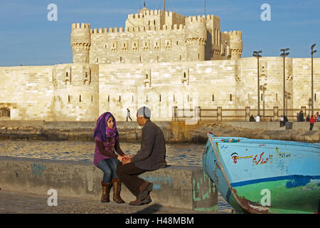 Egypte, Alexandrie, fort Kait Bey, couple dans le petit port en face du fort Kait Bey, Banque D'Images