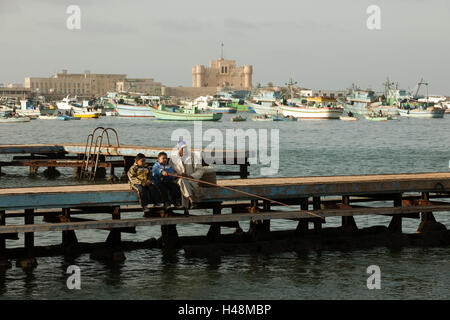 Egypte, Alexandrie, pêcheur dans la Corniche en face du fort Kait Bey, Banque D'Images