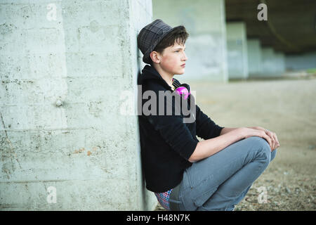 Adolescent, s'agenouiller, side view, écouteurs, hat, cool, Banque D'Images