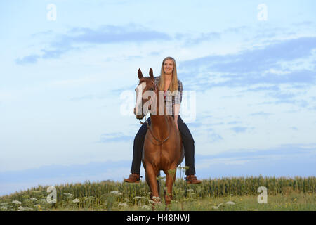 Adolescente, horse, Paint horse, dos, s'asseoir, voir l'appareil photo, Banque D'Images