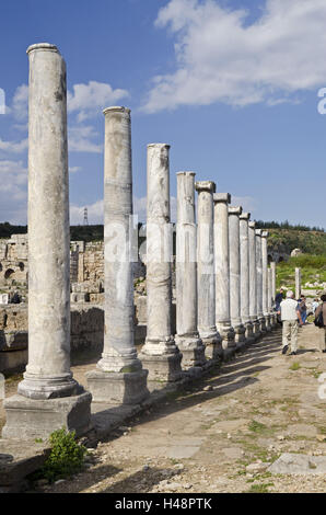 La Turquie, côte sud, province Antalya, Perge, Agora, d'excavation, de piliers, de touristes, de l'archéologie, ruine, ruine, site, ville antique, en grec, romain, communauté chrétienne, Paulus, la personne, l'endroit d'intérêt, tourisme, Banque D'Images