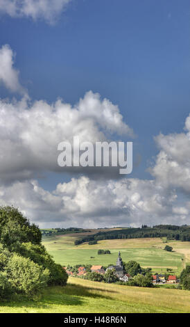 Allemagne, Thuringe, forêt de Thuringe, Allendorf, paysage, village, église, des champs, des nuages, Banque D'Images