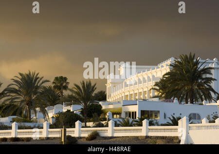 Espagne, Grande Canarie, Maspalomas, grain Hotel Riu Palace Maspalomas dans le célèbre Drifting sand dunes Dunes de Maspalomas, lecture Banque D'Images