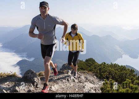 Deux jeunes coureurs de montagne sur sentier de montagne, Banque D'Images