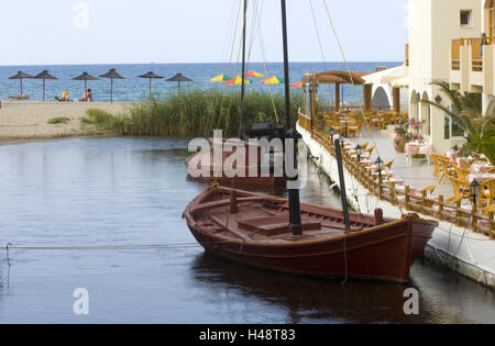 Grèce, Crete, Drapano péninsule, avec Vamos, kalives, d'une petite rivière se jette dans la mer, de Kalives Banque D'Images