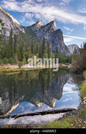 Les trois frères ont réfléchi dans la rivière Merced, Yosemite National Park, California, USA. L'automne (octobre) 2014. Banque D'Images