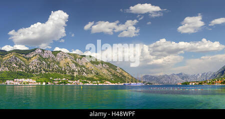 Vue panoramique sur la baie de Kotor à la mer Adriatique, à une journée d'été ensoleillée. Kotor, Monténégro Banque D'Images