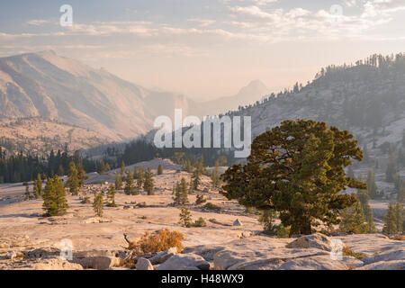 Demi-Dôme et nuages reste, depuis l'Olmsted Point, Yosemite National Park, California, USA. L'automne (octobre) 2014. Banque D'Images