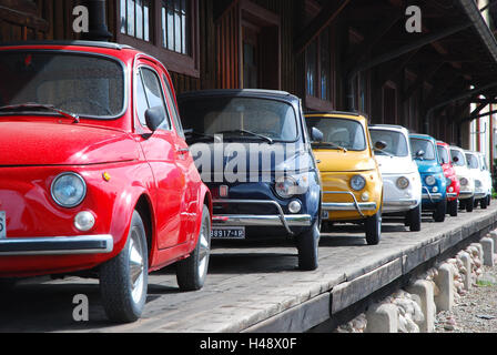 Voitures, Fiat 500, série, couleurs vives, entrepôt, rampe, Italie, véhicules, voitures, petites, en italien, vétéran, culte voiture, voiture compacte, classic, Cinquecento, garé, poser, alignées, Banque D'Images