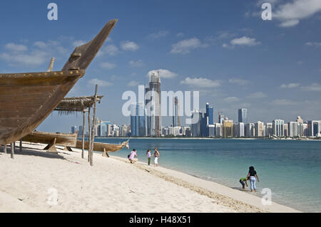 VAE, Abu Dhabi, brise-lames, village du patrimoine, d'horizon, des tours, silhouette, plage, coffre, Banque D'Images