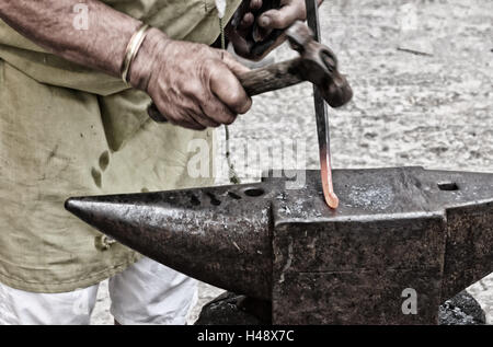 Forgeron au travail dans l'atelier en Italie Banque D'Images