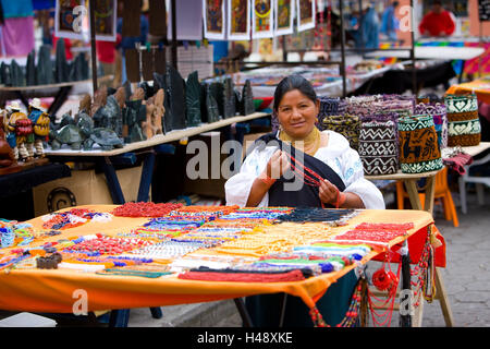 L'Equateur, province de Cotopaxi, Pujili, marché, traditionnellement, femme, bijoux, artisanat d'art, ventes, Amérique du Sud, Cotopaxi, personne, les sections locales, shopping, commerce, vente, produits, offre, de couleurs vives, traditionnellement, colliers, l'achat, le jour du marché, l'opérateur de marché, femme, S Banque D'Images