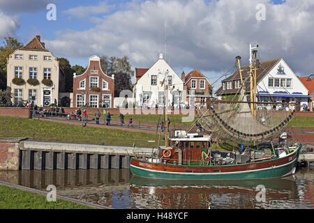 Humeur d'automne, la crevette bateau dans le port de Greetsiel (village), Banque D'Images