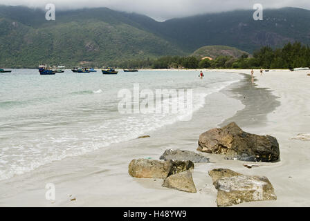 Le Vietnam, les îles Con Son, paysage, plage, mer, bateaux de pêche, Banque D'Images