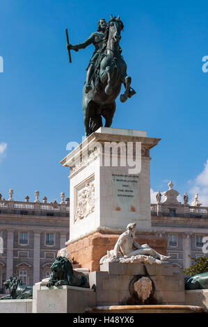 Monument de Felipe IV d'Espagne sur la Plaza de Oriente à Madrid, Espagne. Banque D'Images