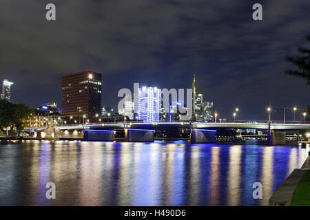 Tour Westhafen en direction de quartier des banques la nuit, Francfort, Hesse, Allemagne, Europe, Banque D'Images