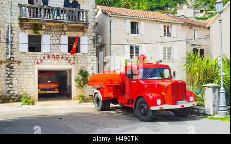 Le rouge vif retro fire truck garé dans la cour de la caserne, située sur la promenade de la ville, Perast Banque D'Images