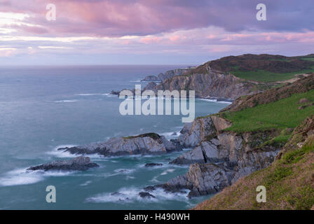 La décoloration spectaculaire coucher de soleil sur la côte nord du Devon, Morte Point, Devon, Angleterre. Printemps (mai) 2014. Banque D'Images