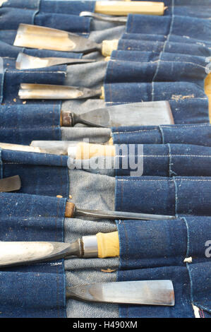 Outils de sculpture dans des poches en denim, close-up, Banque D'Images