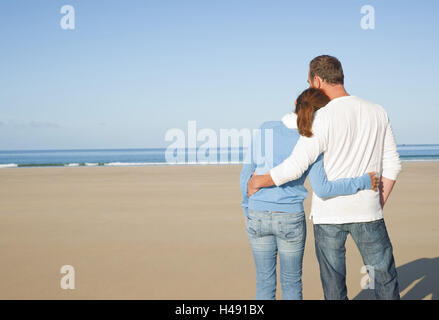 Couple sur la plage, dans les bras, Banque D'Images