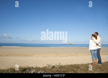 Couple sur la plage, dans les bras, Banque D'Images