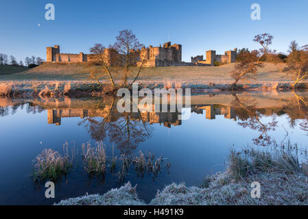 Le soleil du matin illumine Alnwick Castle dans le Northumberland, en Angleterre. L'hiver (mars) 2014. Banque D'Images