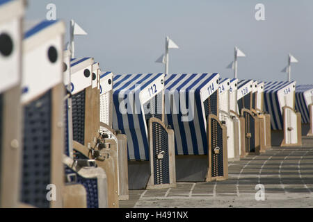 Allemagne, Basse-Saxe, île de Norderney, promenade, plage, chaises en osier couvert Banque D'Images