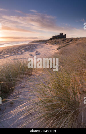 Lever du soleil sur le château de Bamburgh, Northumberland, Angleterre. Printemps (mars) 2014. Banque D'Images