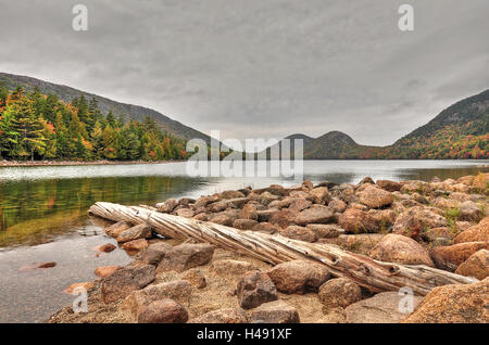 Étang de la Jordanie et des montagnes dans le parc national Acadia un jour de pluie Banque D'Images