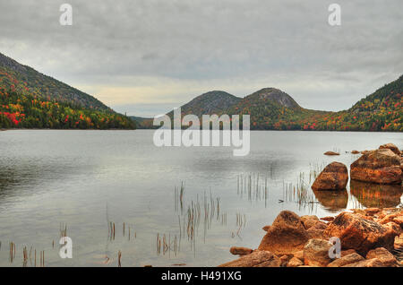 Étang de la Jordanie et des montagnes dans le parc national Acadia un jour de pluie Banque D'Images