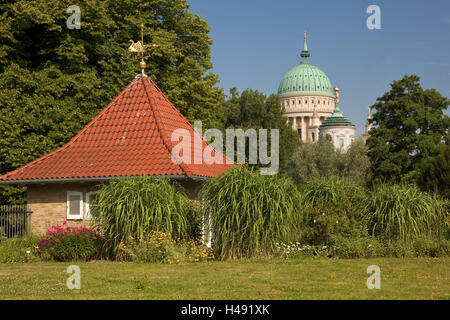 Allemagne, Brandenburg, Potsdam, Nikolaikirche, ville, l'architecture, de la structure, de la construction, de l'église, jardin, maison, bois, l'été, saison, soleil, Dome, tour, religion, Banque D'Images