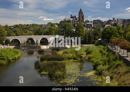 Allemagne, Hesse, château Weil, verrou, serrure, tour de ville, bâtiment, architecture, tour, baroque, Renaissance, Vieille Ville Weilburger lock, nature, paysage, jardin du château, vue d'ensemble, pont, rivière, parc du château de maisonnettes, de l'eau, les végétaux, les plantes, l'eau Banque D'Images